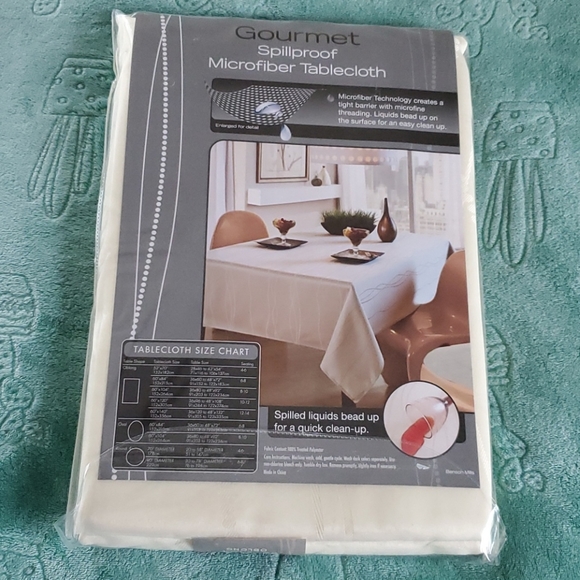 NWOT Tablecloth/Placemats Bundle - Picture 3 of 7